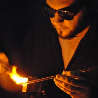 Sylvain DAVID, souffleur de verre au chalumeau en pleine action