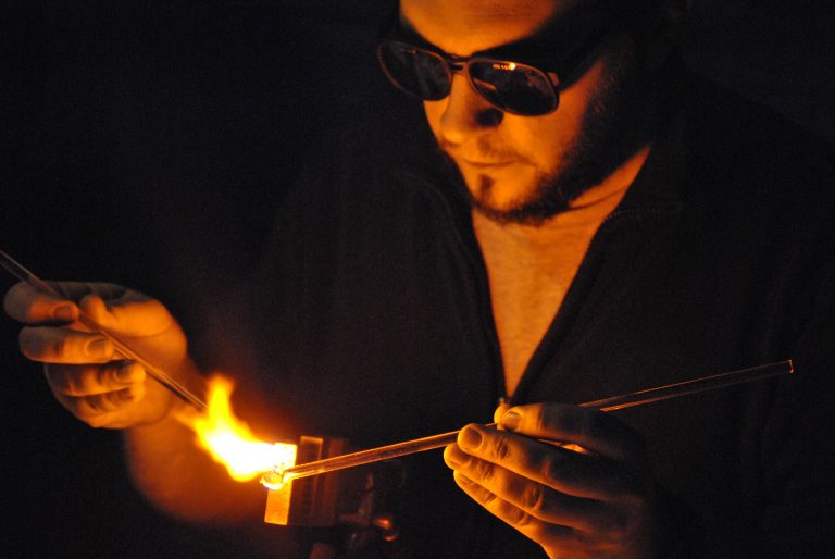 Sylvain DAVID, souffleur de verre au chalumeau en pleine action