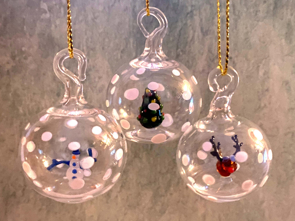 Boules de Noël en verre soufflé avec des sujets à l'intérieur