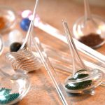 Objets divers en verre conçus au chalumeau : pailles, touillettes, toupies....