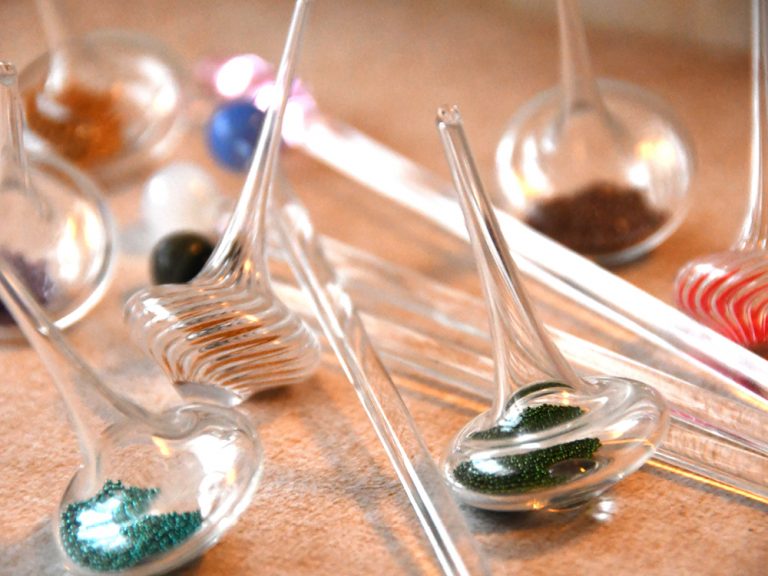 Objets divers en verre conçus au chalumeau : pailles, touillettes, toupies....