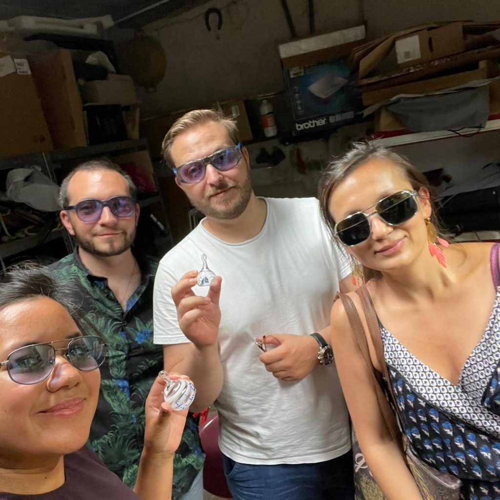 Elodie et ses amis prennent une photo à la fin de l'atelier découverte animé par Sylvain