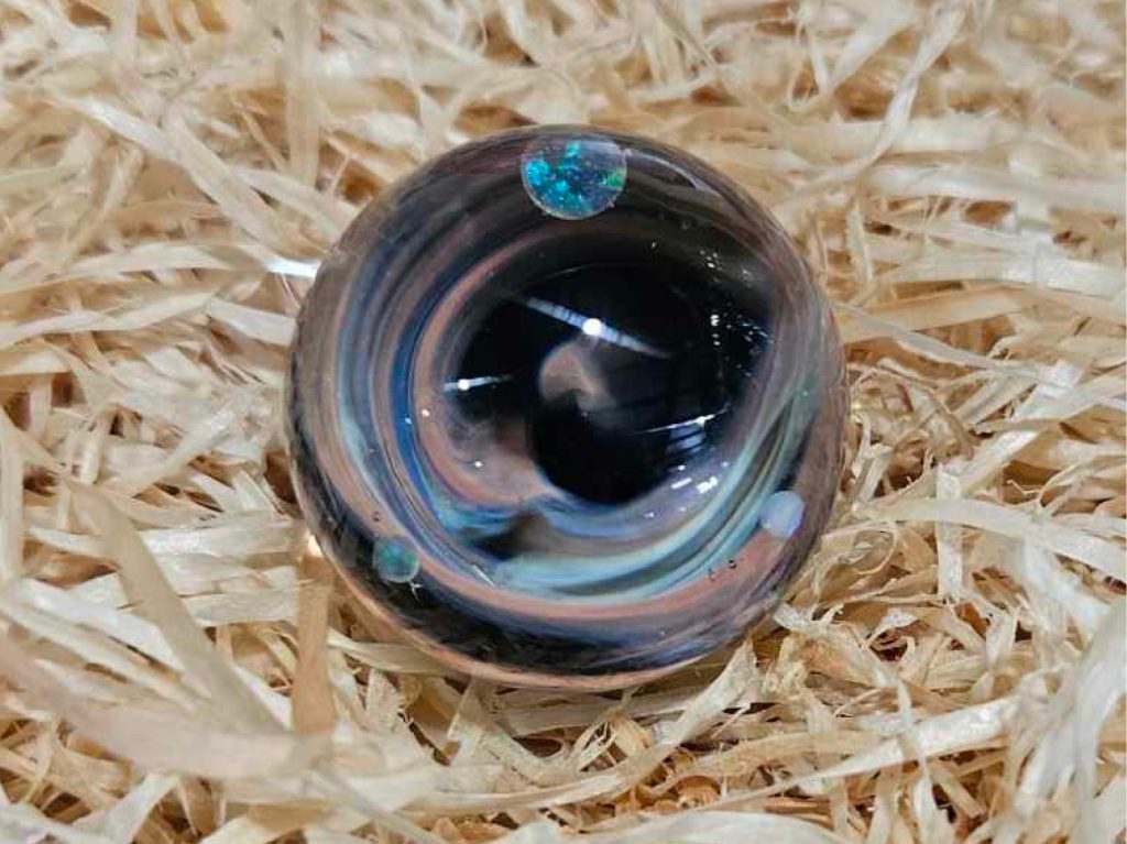Marble en verre emprisonnant plusieurs opales